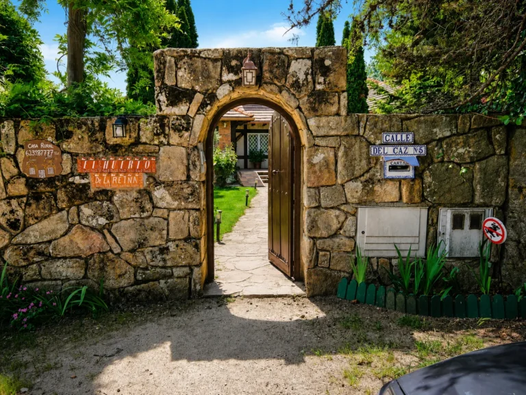Entrada de El Huerto de la Reina en Becerril de la Sierra