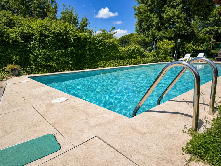 Piscina de El Huerto de la Reina en Becerril de la Sierra