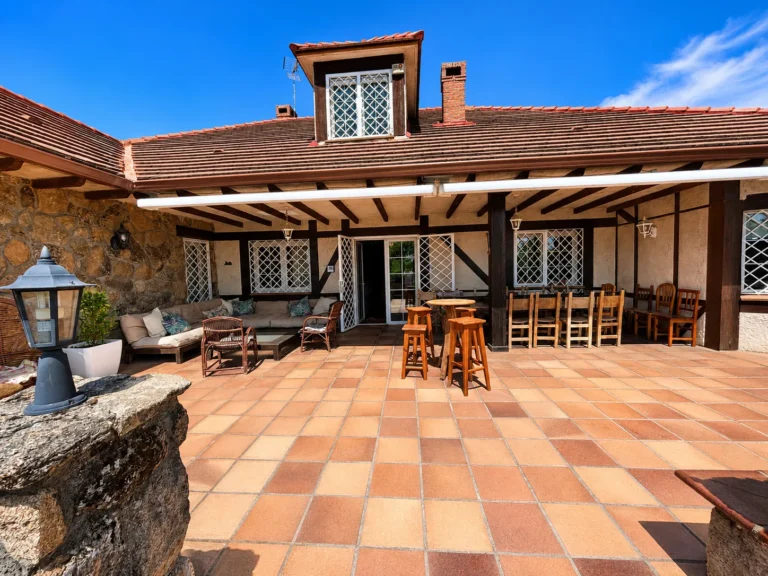 Terraza de El Huerto de la Reina en Becerril de la Sierra