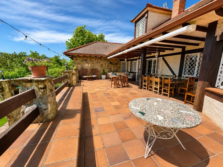 Terraza completa de El Huerto de la Reina en Becerril de la Sierra