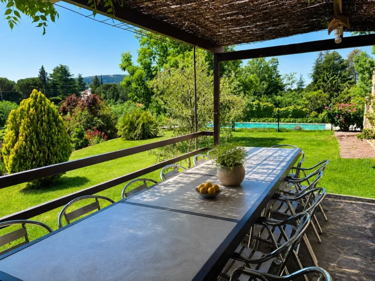 Vistas a la piscina de El Huerto de la Reina en Becerril de la Sierra