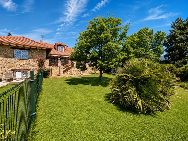 Fachada de El Huerto de la Reina en Becerril de la Sierra