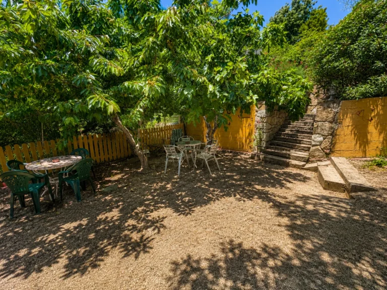 Terraza con sillas y mesas de El Huerto de la Reina en Becerril de la Sierra