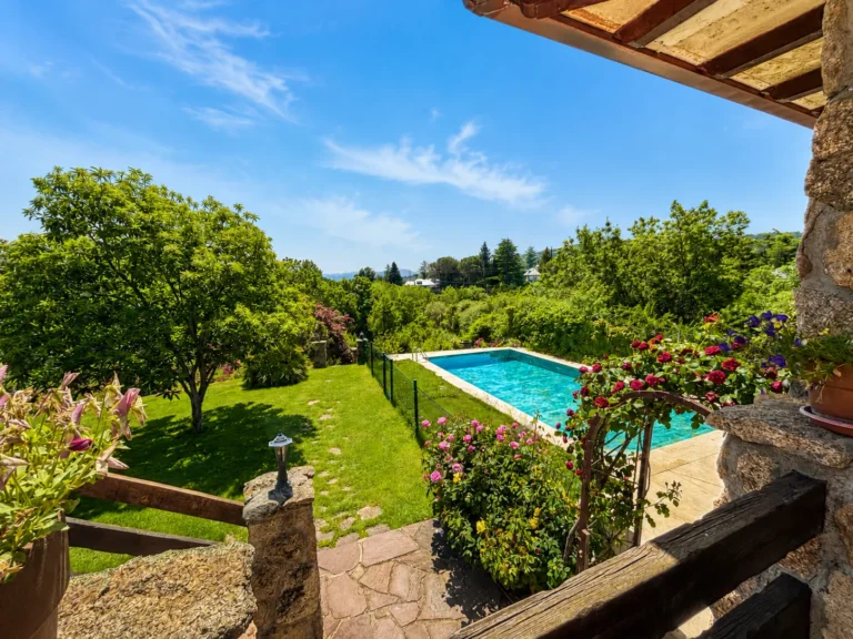 Vistas de terraza a piscina de El Huerto de la Reina en Becerril de la Sierra